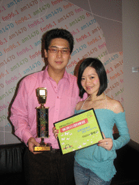 「2007國語Radio Idol」Steven 
葉楓(左)及「最受聽眾喜歡的國語
Radio Idol」Malisa 羅敏之(右)
正式成為FM96.1一份子，開始參與
咪前咪後電台工作。