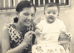 嬰兒時代的陳儀芬和她的漂亮媽媽
