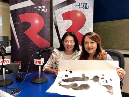 香港畫家思遇（左），特別前來溫哥華於 7 月 3 至 14 日在時代坊設寫生畫坊，現場示範熊貓的靜態寫生。