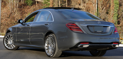 Mercedes-Benz S560（後）。