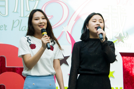 FM961 的國語 DJ，清純美女特別多，Cathy（右） 和 Sarah（左）正是其中兩位。
