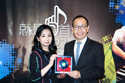 加拿大中文電台總裁李方（右）向贊助商頒發紀念座，圖為至尊贊助安加財稅的 Theresa Lai （左）。 