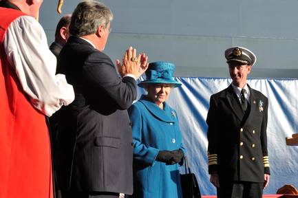 Queen Elizabeth 在 2010 年啟航時，特別請來英女王伊麗莎白二世主持下水儀式。