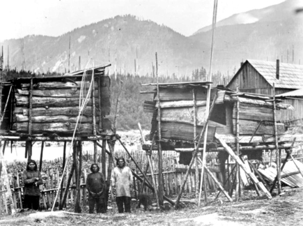 原住民在鮭魚回游季節蓋營捕魚。（BC ARCHIVES c-09266）