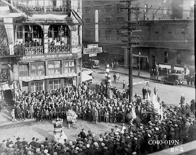 1920 年代洪門大樓前舞獅慶典。（Cumberland Museum and Archives CUMB_994.044.003）