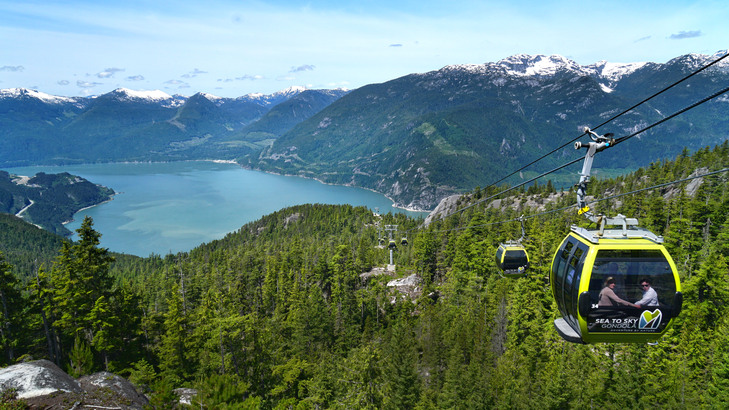 從 Summit Lodge 瞭望台，可遠眺 Howe Sound 海峽對岸 2,603 m 高的 Tantalus 山脈。