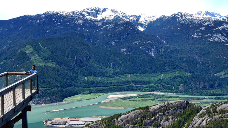 位於 Panorama Trail 的 The Chief & Squamish Valley 瞭望台，對正遠望到的 Squamish 碼頭，是玩風箏衝浪板（Kiteboarding）的熱點。