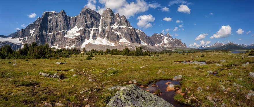 想捕捉 Jasper 國家公園内 Tonquin Valley 如斯美㬌，就要靠兩腿或馬匹去走二十多公里長的行山徑了。