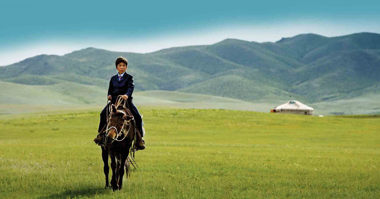 勇敢善良的阿姆拉，原本是一個快樂單純的蒙古小男孩，但在父親意外喪生後，不得不以自己的方式撐起家中生計。