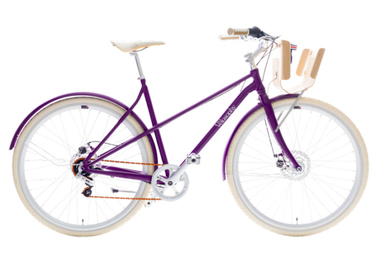 這款紫色的自行車是由 300 個廢棄鋁製咖啡膠囊做成，整體設計簡約幹練，木製的車頭籃上還特意設置了杯托，以便存放咖啡瓶。