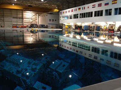 NASA 德州浮力研究所水底的實驗艙，跟 PLRP 一樣能提供模擬 EVA 太空艙外活動的機會。