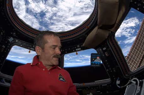 曾參與 PLRP 的加國太空人 Chris Hadfield，跟 PLRP 徽章在太空站内合照。