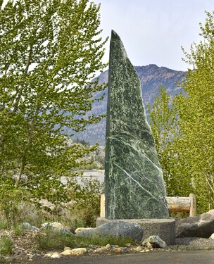 Lillooet 的「Jade Walk」（玉石大道）上擺放著三十多件巨型的 BC Jade 翠石。