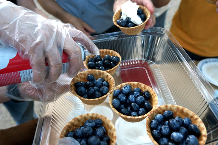 在每位員工面前新鮮即製的甜品：藍苺水果杯。