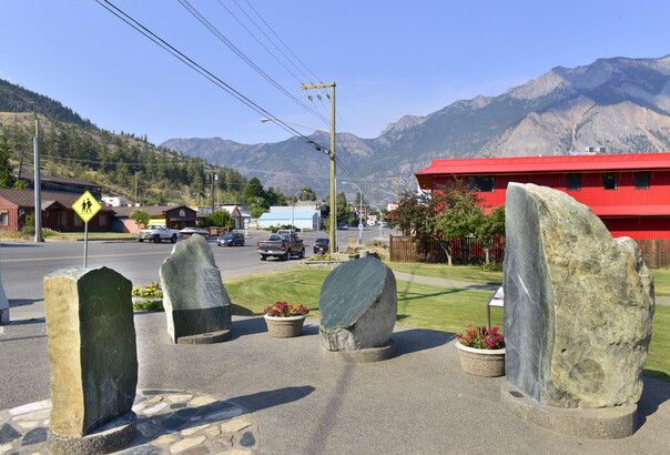 Lillooet 的玉石大道，源自旅客中心門前的巨玉石陣。