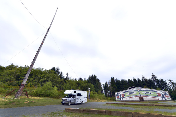 全球最高之 173 呎圖騰豎立在 Alert Bay Comox 區 K'omoks 原住民的 Komo Gway（海龍王）大禮堂前，這個禮堂可容 300 人。