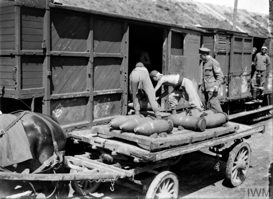 搬運彈藥是華工團隊常務之一。