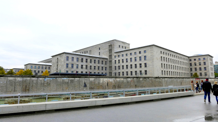 部分柏林圍牆（前）與納粹黨建築物（後）被保留以警示世人。
