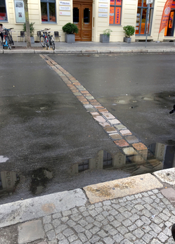 現在柏林鬧市道路上有以石磚來顯示當年柏林圍牆的位置。