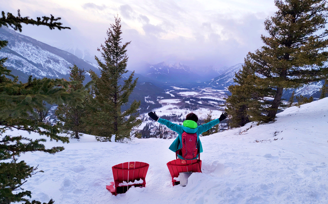 Parks Canada 特別在 Banff 山頂放了一雙紅色的 cottage chair 供遊人安坐賞景。
