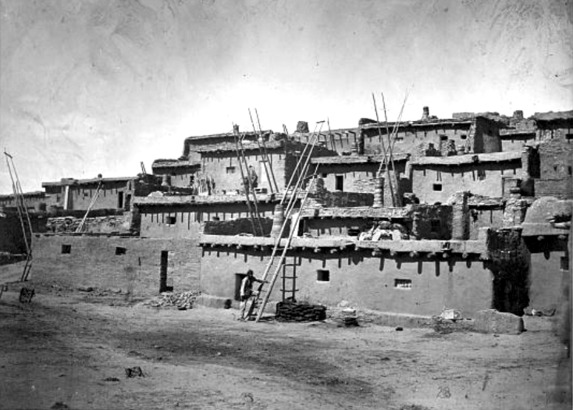西南部原住民的土坯屋，是一種「能生長」的建築型式。(Photo from US Library of Congress)