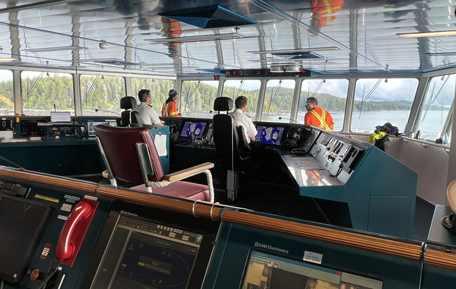 艦橋整日都有 4 至 6 人監察與控制航道。