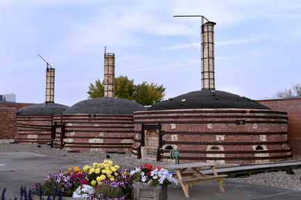 屬國家級歷史建築的 Medalta Potteries 陶瓷廠，巨型窯爐是亞省最早的工廠。