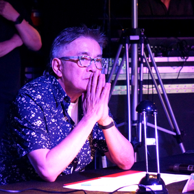 身處溫哥華錄影廠的評審 Richard Yuen，正細心聆聽入圍者的現場演繹。