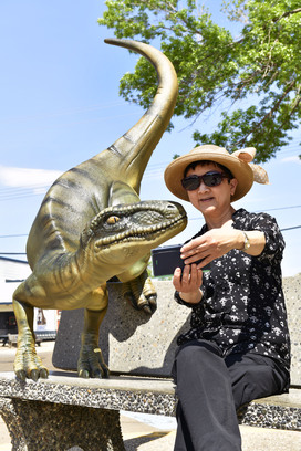 Drumheller 鎮内有恐龍塑像與你共 selfie。