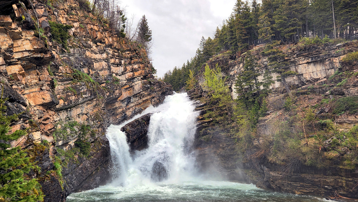 Waterton 鎮内的 Cameron Waterfalls 打卡點近在路邊。