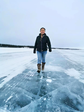 在 University of Alberta 唸大學的 Verda 畢業後曾短暫回港工作，後來因為掛念居於加拿大西北地區的父母，決定搬到黃刀定居，並和家人創辦了黃刀旅遊。