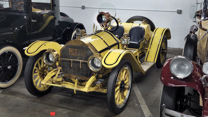 Petersen 汽車博物館收藏之 1912 年美國 Mercer 跑車，要用手泵將座背油缸的汽油輸往車頭引擎。