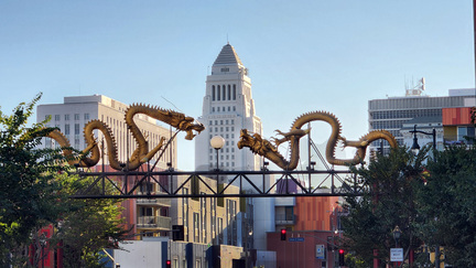 洛杉磯華埠的龍門，巧借市政大樓作背景。