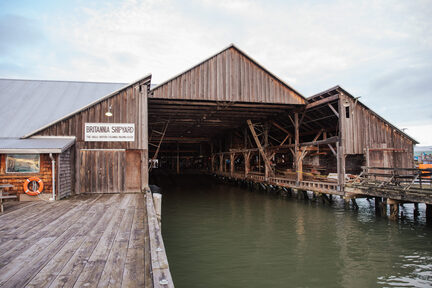 Britannia Shipyard National Historic Site 是一個集合曾經興旺的罐頭廠、造船廠和住宅的混合社區，屬於國家歷史遺址，在這裡大家能參觀到 Fraser 河一帶最古老的建築。