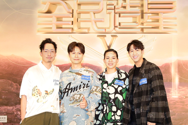 （左起）節目主持強尼、《全民造星 V》導師陳健安、韋羅莎及馮允謙。