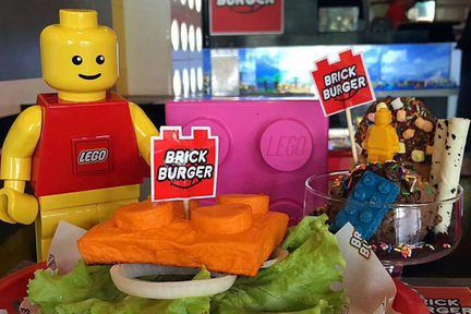 Brick Burger 老闆 Jergs Correa 從小到大都是 LEGO 粉，愛到要開設主題餐廳，由於並非官方授權，所以 Jergs 扭一扭叫「Brick Burger」。(Photo by Brick Burger facebook)