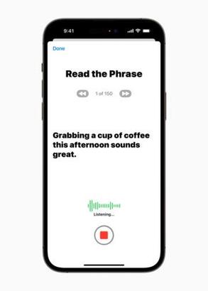 「Personal Voice」讓可能失去言語能力的使用者得以創造與他們的聲音相似的語音，並和「Live Speech」流暢整合，讓使用者能在與親朋好友連結時使用自己的「Personal Voice」。(Photo by Apple)