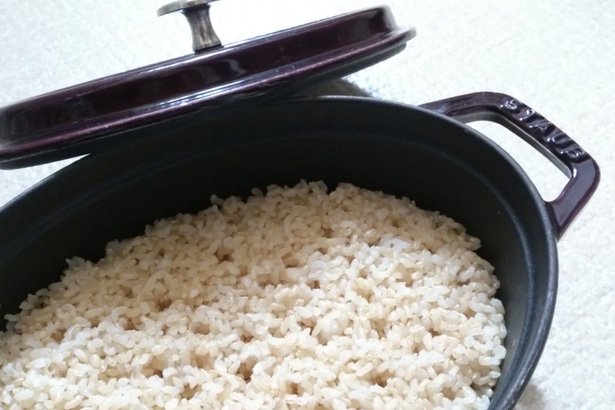 要做出好吃的蟹穴飯，最好用 STAUB 或 Le Creuset 鑄鐵鍋來做飯，成功率倍增。(Photo by blog.goo.ne.jp)