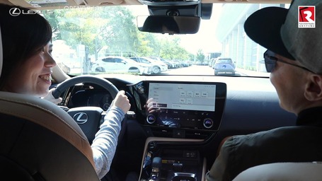 寬大的彩色抬頭顯示器 Heads Up Display (HUD) 能將當下駕駛訊息（如速度﹑條列式導航﹑道路標誌）投射至擋風玻璃下方，減少移動視野的需要，讓你可以保持專注於前方道路。 