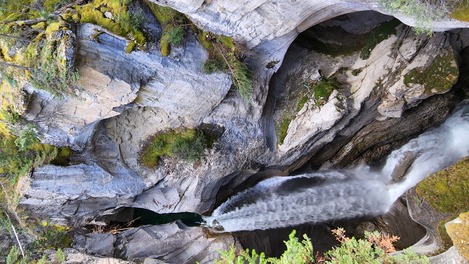 Maligne Canyon 的瀑布迂迴隱閉。
