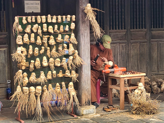 由竹根雕琢而成的人頭像，是會安的特色手工藝。