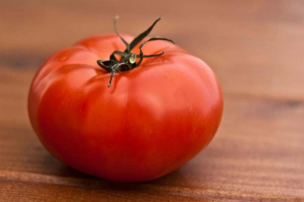觀察番茄的形狀，並不是完整的球形，尤其番茄的頂部，皆有凹凸起伏。當要切番茄塊時，只要將刀對准凹槽的位置切下去，下刀的部位正好就是瓤與瓤的中間，瓤不被切破，自然就不會流汁了。(Photo by Pixabay)