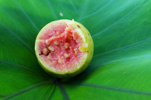 「台灣好農」也曾在部落格分享，芭樂心是最甜的地方，如果連籽一起丟棄非常可惜。不妨將芭樂心加上當季新鮮的水果一起打成鮮果汁。(Photo by Pixabay)