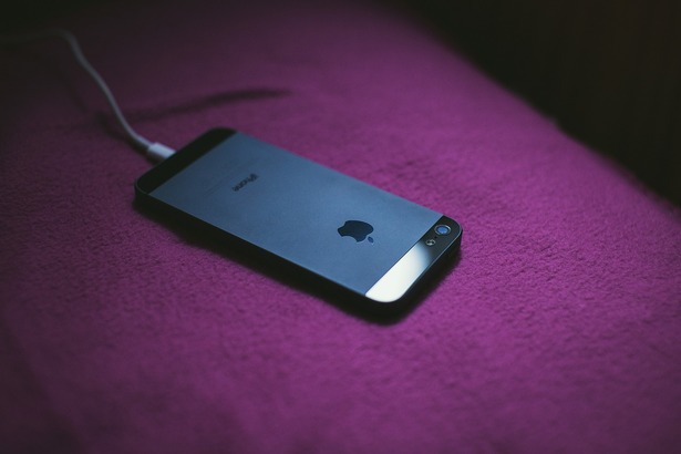 Apple 特別提醒用戶，睡覺時避免坐在或躺在充電線或轉接頭上，同時也強調，不要讓羽絨被或枕頭蓋住手機。(Photo by Pixabay)