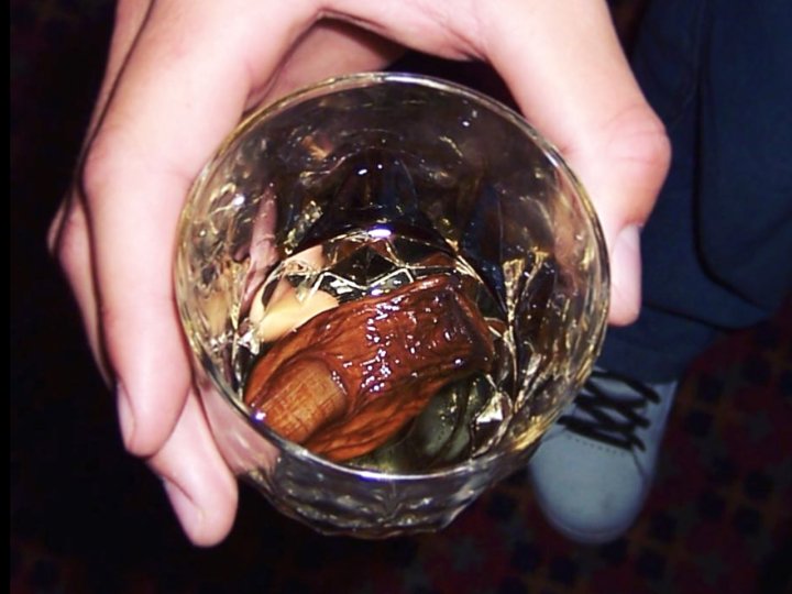 Sourtoe Cocktail 唇碰腳趾 加國獨產「臭腳調酒」臭名遠播 擄獲十萬人1744905618 Sourtoe Cocktail 唇碰腳趾 加國獨產「臭腳調酒」臭名遠播 擄獲十萬人