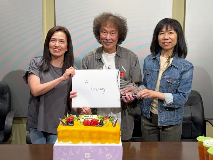 加拿大中文電台工程部主管Anthony榮休 同事們送上驚喜歡送會1757105604 加拿大中文電台工程部主管Anthony榮休 同事們送上驚喜歡送會