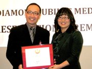 2012 QEII Jubilee Medal <br> 總裁李方獲頒英女王鑽禧獎章1746068554