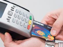 Credit card 信用卡感應不良？銀行員：試用這個擦一擦1746068553