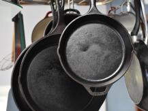 Cast Iron Pan 烹調這 4 種食物時 千萬別用生鐵鑄鐵鍋1746068553