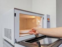 Microwave 微波爐啟動後會釋出輻射線 站在它前面安全嗎？1746068553